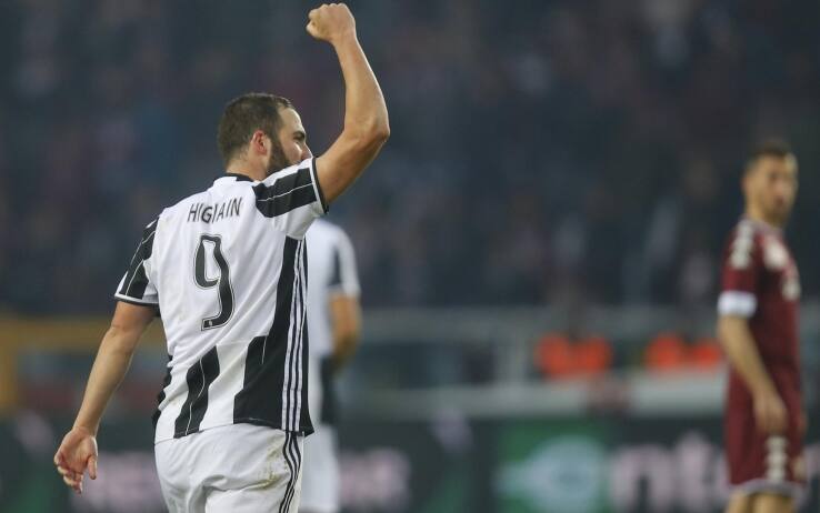 Il Pipita esulta dopo un gol al Toro (getty)