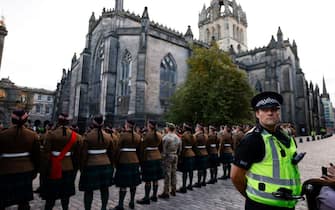 La polizia di fronte a Holyroodhouse ad Edimburgo, pronta all'arrivbo della Regina