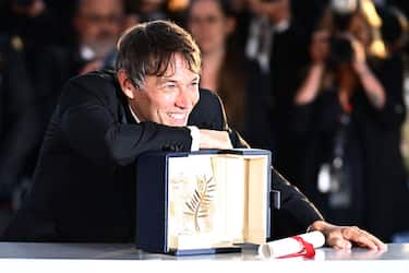 TOPSHOT - US director Sean Baker poses with the trophy during a photocall after he won the Palme d'Or for the film "Anora" during the Closing Ceremony at the 77th edition of the Cannes Film Festival in Cannes, southern France, on May 25, 2024. (Photo by LOIC VENANCE / AFP) (Photo by LOIC VENANCE/AFP via Getty Images)