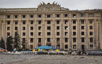 L'esterno del palazzo sede del governo regionale a Kharkiv dopo il bombardamento