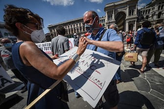 Manifestazione in piazza Duomo contro la giunta Fontana della Regione Lombardia per la gestione della sanità durante l’emergenza coronavirus Covid-19