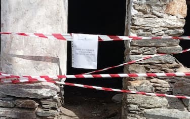 Il corpo di una donna è stato trovato ieri nei pressi della frazione Equilivaz, nel comune La Salle, in Valle d'Aosta. A scoprire il cadavere è stato un passante. Sono intervenuti i carabinieri del reparto operativo di Aosta. Sono stati condotti anche rilievi scientifici da parte dei militari. Non si esclude al momento l'ipotesi dell'omicidio, 06 aprile 2024.   NPK    ANSA / Cristina Porta