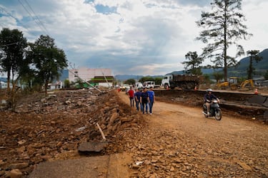 ROCA SALES, BRAZIL - SEPTEMBER 7: Residents walk by debris caused by floods at Rua General Dalto Filho in the aftermath of the tropical cyclone on September 7, 2023 in Roca Sales, Brazil. An extratropical cyclone hits the southern region of Brazil flooding more than 60 cities. According to local authorities, death nears and thousands are displaced. (Photo by Marcelo Oliveira/Getty Images)