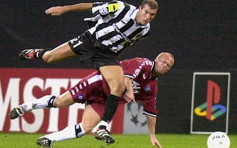 HBG19 - 20000913 - HAMBURG, GERMANY : Juventus Turin's French playmaker Zinedine Zidane (l) powers past Danish player Stig Toefting of Hamburg, during the Champions League match, Wednesday 13 September 2000. The crowd at Hamburg's sold out Volkspark-stadium saw an epic match which ended in a 4-4 draw.  (Digital Image)
EPA PHOTO DPA/ULRICH PERREY