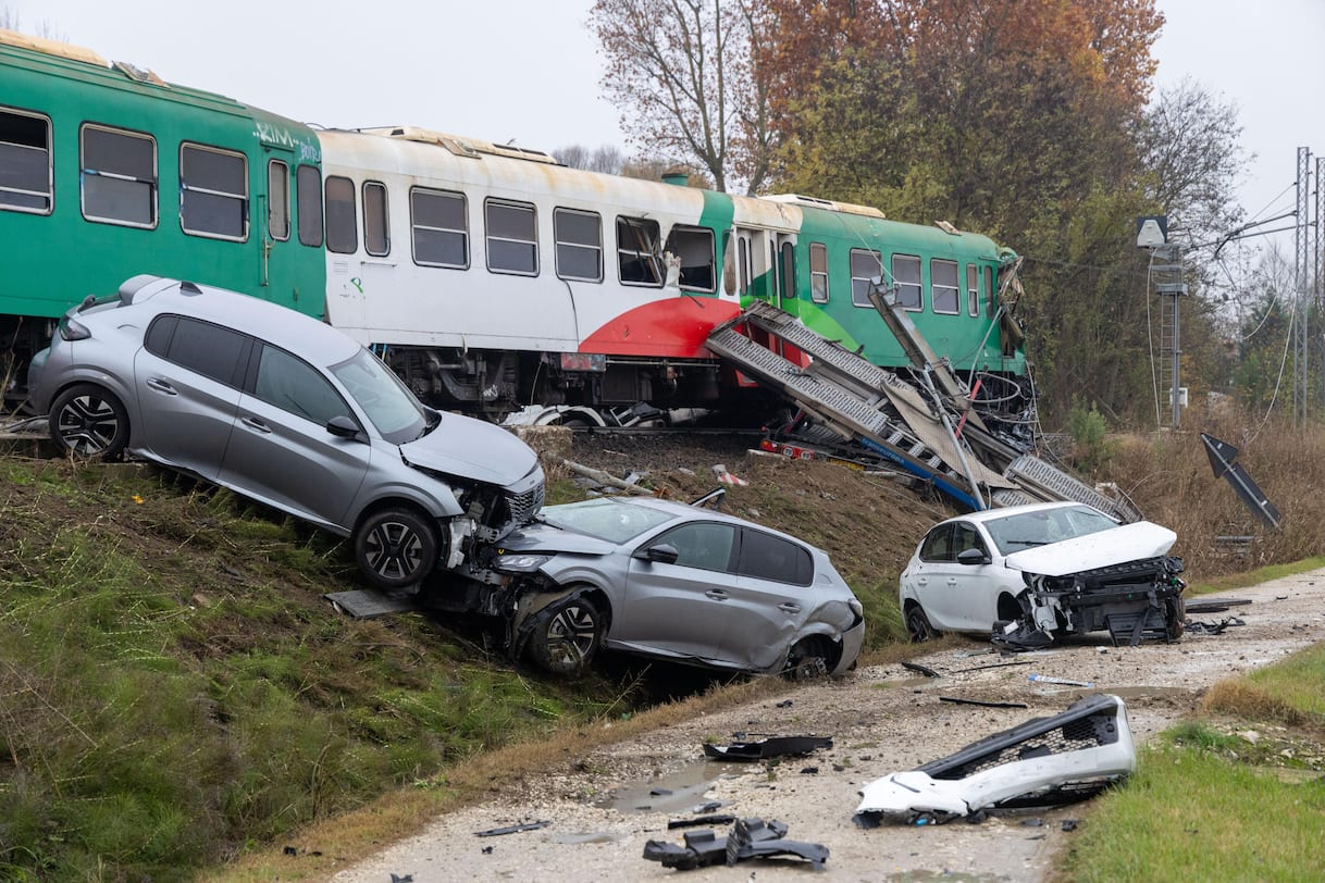 bondeno scontro tra camion e treno nel ferrarese 4 feriti foto