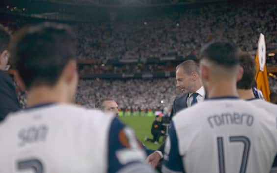 https://static.sky.it/editorialimages/f2dde4e8401574a20bd29d21924715a7795d1e63/skysport/it/calcio/europa-league/video/2025/05/21/tottenham-united-medaglie-finale-europa-league-video/sky_sport_son_premiazione_ceferin.jpg?im=Resize,width=565