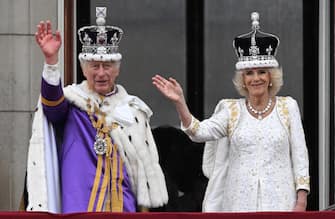 epaselect epa10612353 Britain's King Charles III (L) and Queen Camilla wave from the balcony of Buckingham Palace following their Coronation in London, Britain, 06 May 2023. The appearance on the balcony is to greet the crowds who have gathered in The Mall and to watch a fly past.  EPA/Neil Hall