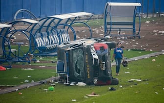 Un'auto della polizia incendiata nello stadio di Malang