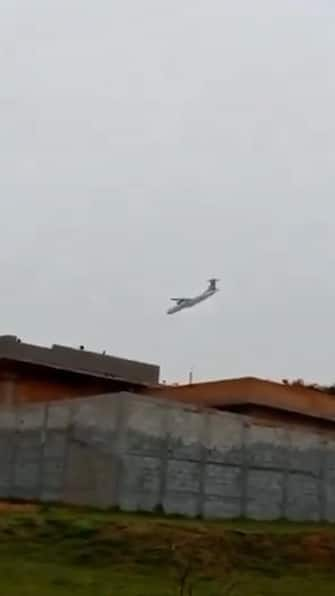 In un fermo immagine tratto da un profilo X un aereo passeggeri turboelica modello ATR-72 mentre precita in un complesso residenziale della città di Vinhedo, nello Stato brasiliano di San Paolo, Brasile, 9 agosto 2024. X +++ATTENZIONE LA FOTO NON PUO' ESSERE PUBBLICATA O RIPRODOTTA SENZA L'AUTORIZZAZIONE DELLA FONTE DI ORIGINE CUI SI RINVIA+++ NPK +++