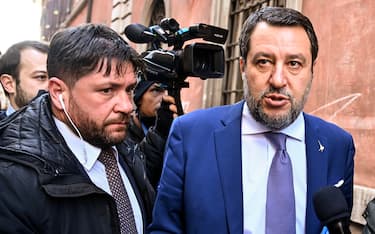 Il vicepremier e ministro delle Infrastrutture e dei Trasporti, Matteo Salvini, intervistato dai giornalisti mentre lascia la sede della Stampa Estera a Roma, 28 novembre 2023. ANSA/RICCARDO ANTIMIANI