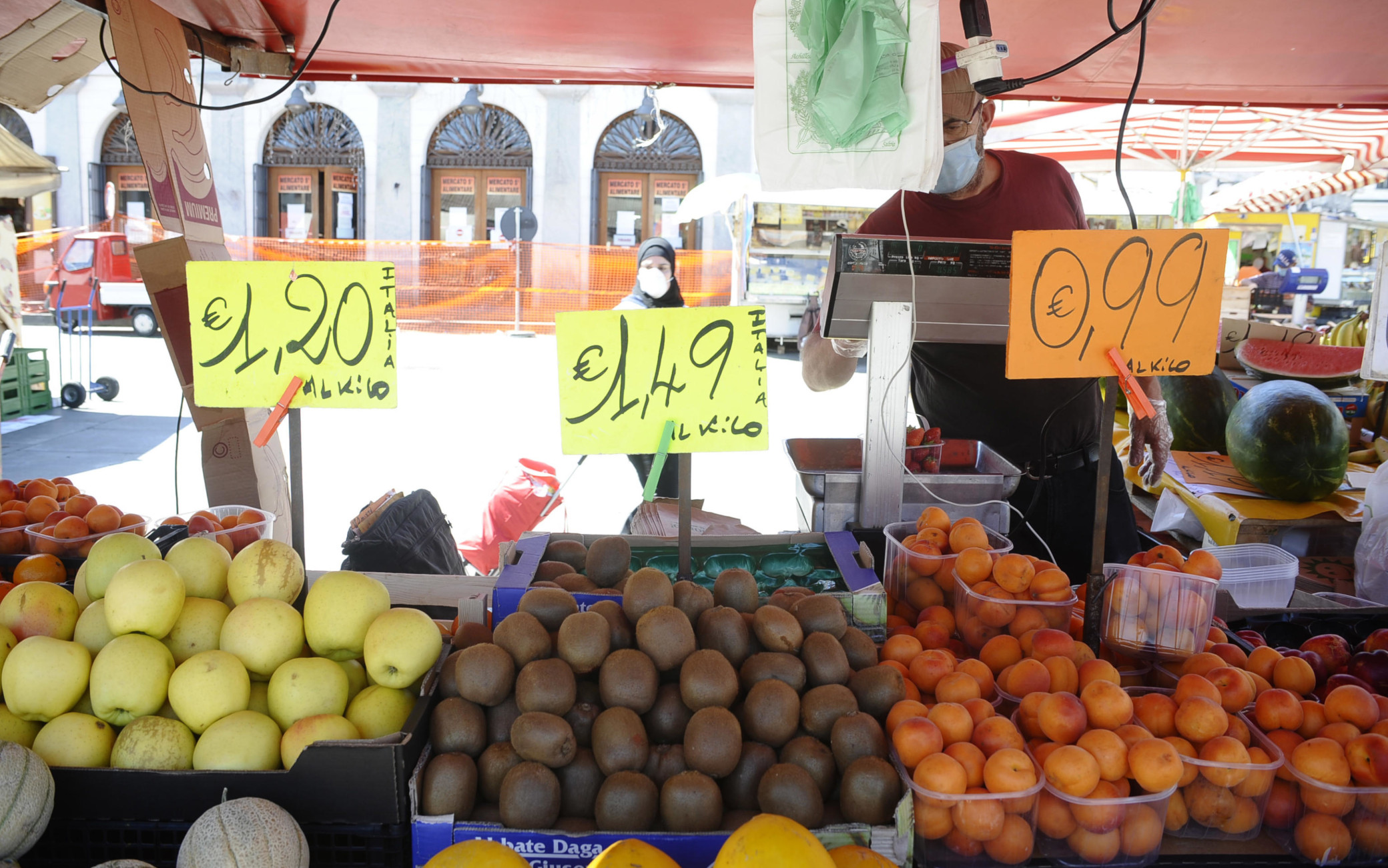 Un banchetto in un mercato