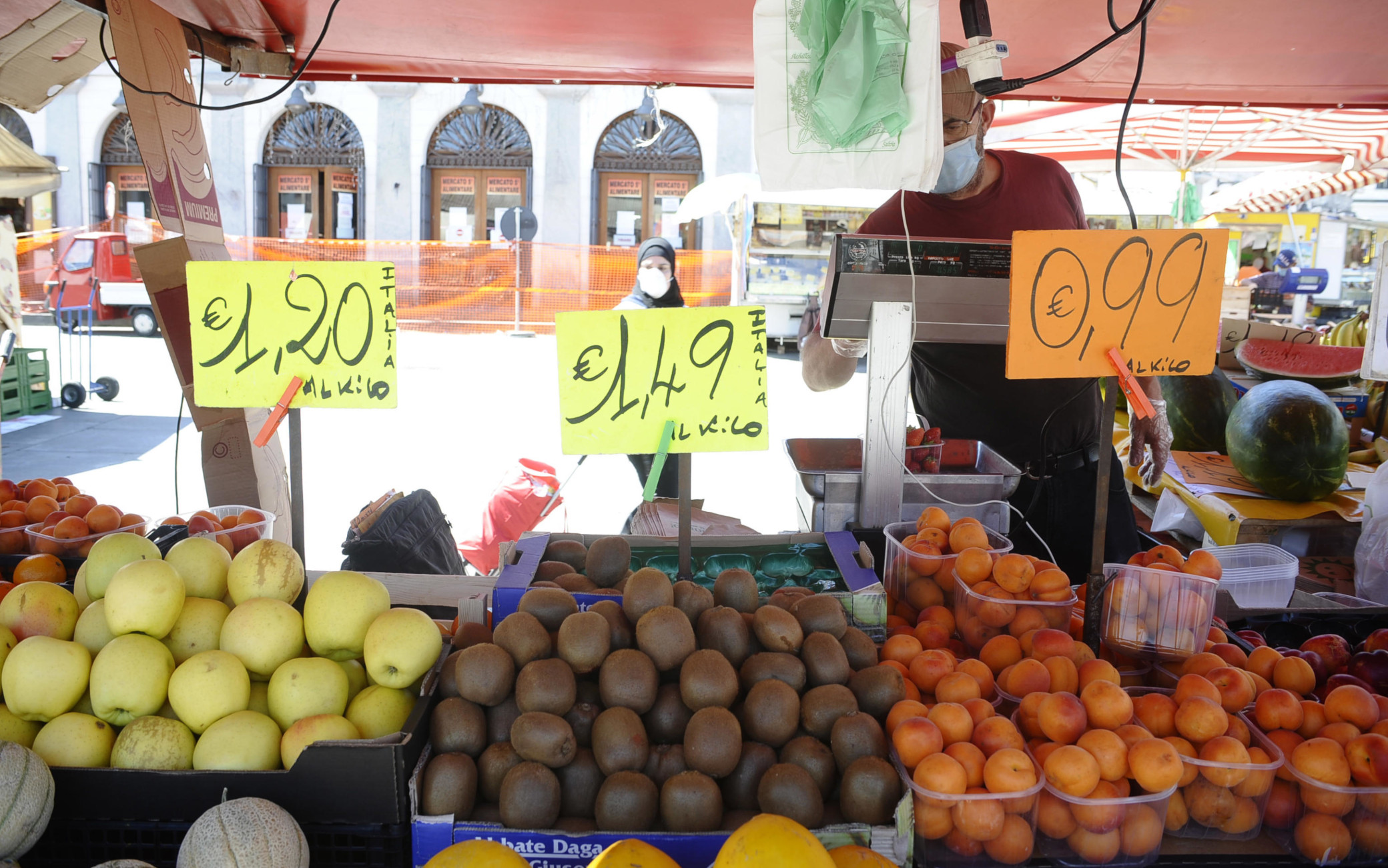 Frutta e verdura con il cartellino dei prezzi in vendita nel mercato di Porta Palazzo a Torino, 20 maggio 2020.    ANSA/ EDORDO SISMONDI