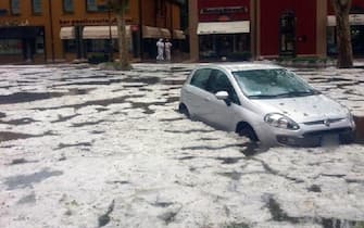 Una macchina bloccata da acqua e grandine dopo il violento temporale a San Giovanni Lupato (Verona), 02 settembre 2017.
ANSA/SERENISSIMA METEO
+++EDITORIAL USE ONLY - NO SALES+++