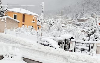 Una veduta di Introdacqua ricoperta da 30 cm di neve, sull'Appennino abruzzese, 21 gennaio 2023.
ANSA/FLORIA SAGRAZZINI NPK