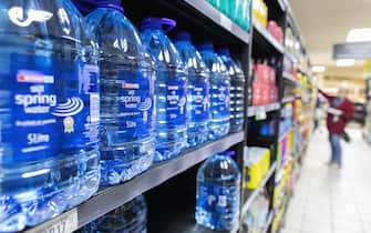 In una foto d'archivio bottiglie di plastica esposte su uno scaffale di un supermercato, 7 agosto 2021. L'acqua in bottiglia consuma risorse naturali 3500 volte di più rispetto a quella del rubinetto. Lo sostiene una ricerca condotta dal'Istituto di Barcellona per la Salute globale (ISGlobal). ANSANIC BOTHMA