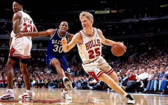CHICAGO - 1996:  Steve Kerr #25 of the Chicago Bulls drives to the basket against the Dallas Mavericks during a 1996 NBA game at the United Center in Chicago, Illinois.  NOTE TO USER: User expressly acknowledges that, by downloading and or using this photograph, User is consenting to the terms and conditions of the Getty Images License agreement. Mandatory Copyright Notice: Copyright 1996 NBAE (Photo by Scott Cunningham/NBAE via Getty Images)