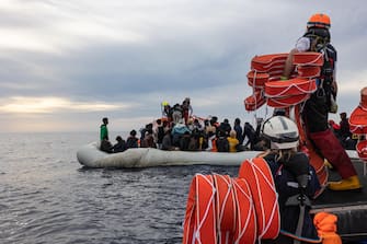 È previsto per domani, intorno alle 7, l'attracco al molo 22 del porto commerciale di Salerno della della Ocean Viking. La nave di Sos Mediterranee trasporta 92 migranti che sono stati salvati, a bordo di un gommone sgonfio, in acque internazionali al largo della Libia, 03 aprile 2023. Del gruppo fanno parte 48 minori non accompagnati e 3 
accompagnati. Sono cittadini di nazionalità africana, perlopiù provenienti da Somalia, Sudan, Ghana ed Egitto.    NPK      Mediterranea Saving Humans   +++ATTENZIONE LA FOTO NON PUO' ESSERE PUBBLICATA O RIPRODOTTA SENZA L'AUTORIZZAZIONE DELLA FONTE DI ORIGINE CUI SI RINVIA+++   +++NO SALES; NO ARCHIVE; EDITORIAL USE ONLY+++