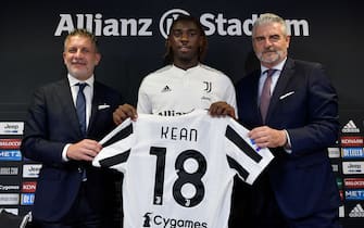 TURIN, ITALY - SEPTEMBER 16: Juventus player Moise Kean with Federico Cherubini and Maurizio Arrivabene during a press conference at Allianz Stadium on September 16, 2021 in Turin, Italy. (Photo by Daniele Badolato - Juventus FC/Juventus FC via Getty Images)