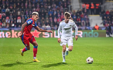 PLZEN, CZECH REPUBLIC - OCTOBER 12: Paul Wanner of Bayern (R) battles for possession with Jan Kliment of Pilsen (L) during the UEFA Champions League group C match between Viktoria Plzen and FC Bayern MÃ¼nchen at Doosan Arena on October 12, 2022 in Plzen, Czech Republic. (Photo by Markus Gilliar - GES Sportfoto/Getty Images)