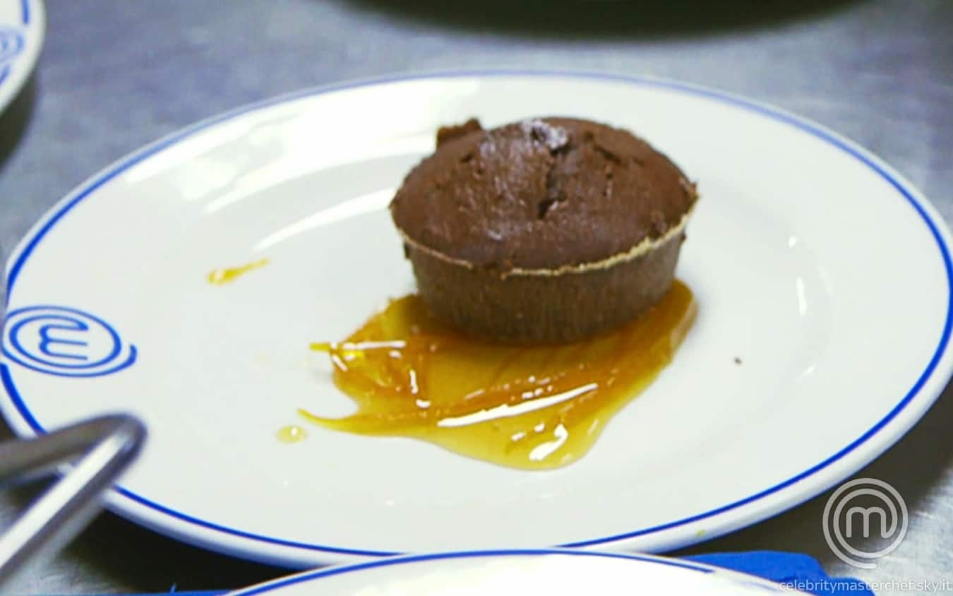 Tortino al cioccolato dal cuore morbido con salsa all'arancia