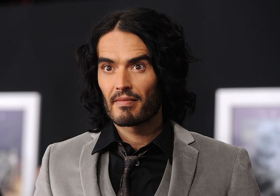 Russell Brand accusato di stupro e molestie: l'incriminazione formale della polizia britannica
