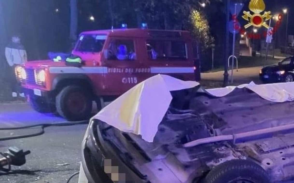 Asiago, auto si schianta contro una fontana: morti tre ventenni vicentini, un ferito grave