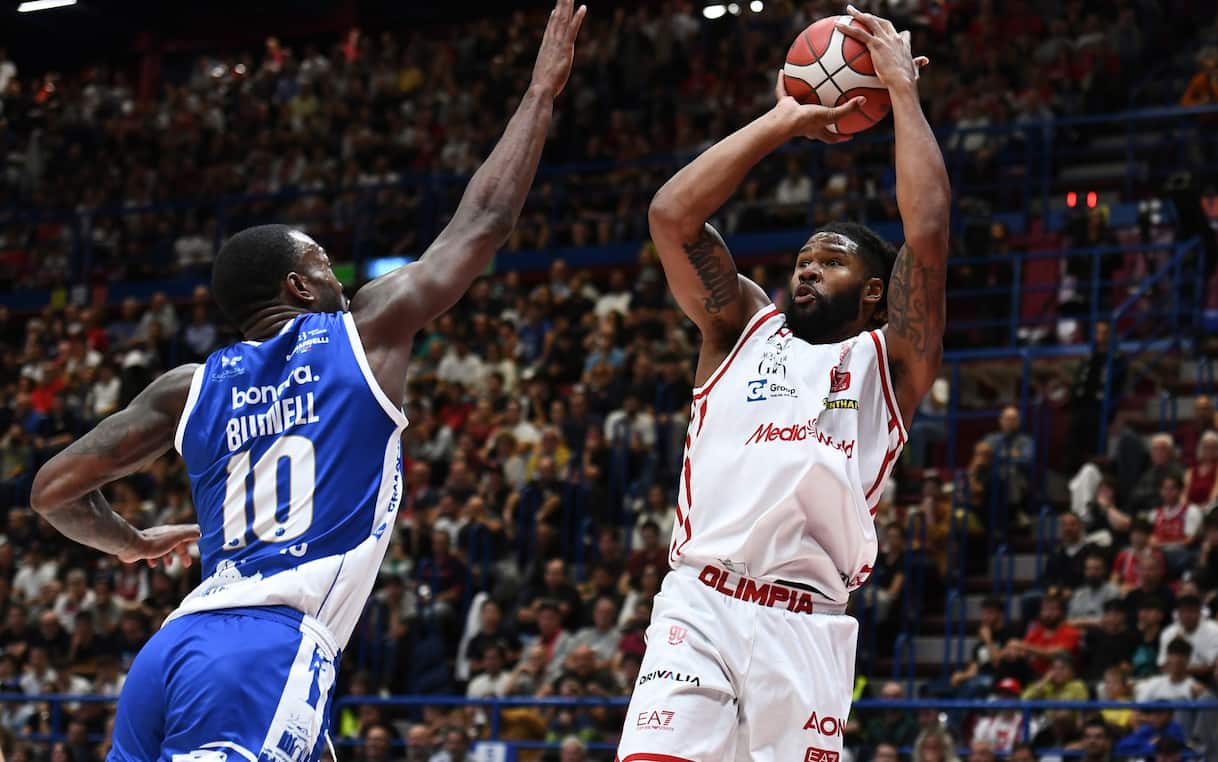 https://static.sky.it/editorialimages/f37a82322601bf08ad4f27fbb4edc80dabb28571/skysport/it/basket/2025/11/04/brescia-olimpia-milano-serie-a-orari-dove-vedere/Devin_Booker_Ciamillo-Castoria_Milano.jpg?im=Resize,width=1218