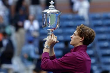 epa11593835 Jannik Sinner of Italy holds the US Open Championship Trophy after his victory against Taylor Fritz of the United States during their men's final match of the US Open Tennis Championships at the USTA Billie Jean King National Tennis Center in Flushing Meadows, New York, USA, 08 September 2024.  EPA/JOHN G. MABANGLO