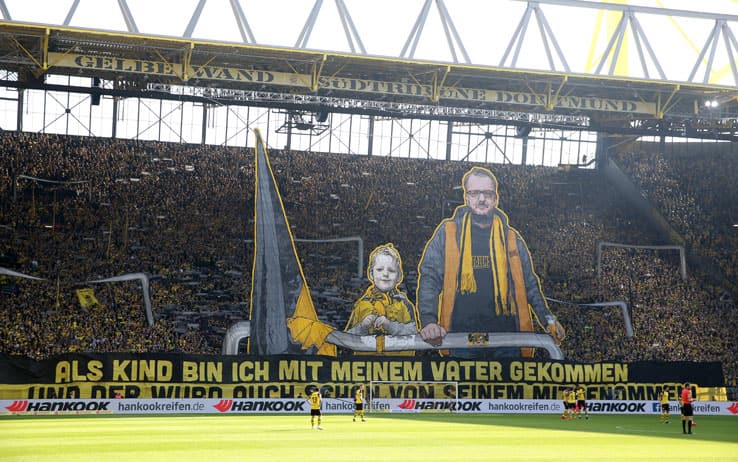 Borussia Dortmund, di padre in figlio: l'emozionante coreografia dei tifosi