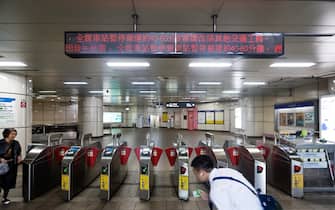 epa11256372 A man walks past a sign showing a subway train suspension announcement following a magnitude 7.4 earthquake near Hualien, in a subway station in Taipei, Taiwan, 03 April 2024. A magnitude 7.4 earthquake struck Taiwan on the morning of 03 April with an epicentre 18 kilometres south of Hualien City at a depth of 34.8 km, according to the United States Geological Survey (USGS).  EPA/DANIEL CENG