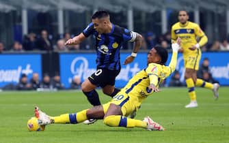 Inter Milan’s Lautaro Martinez (L) challenges for the ball with Verona’s Michael Folorunsho  during the Italian serie A soccer match between Fc Inter  and Verona at  Giuseppe Meazza stadium in Milan, 6 January 2024.
ANSA / MATTEO BAZZI