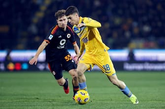 Tommaso Baldanzi of Roma vies for the ball with Matias Soule' of Frosinone during the Serie A soccer match between Frosinone Calcio and AS Roma at Benito Stirpe stadium in Frosinone, Italy, 18 February 2024. ANSA/FEDERICO PROIETTI