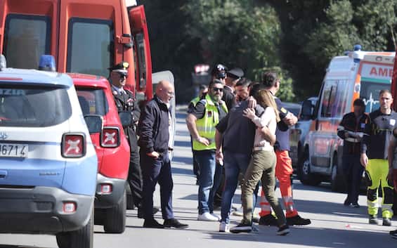 Strage Casteldaccia, 5 operai morti: investiti da gas dopo rottura "tappo"