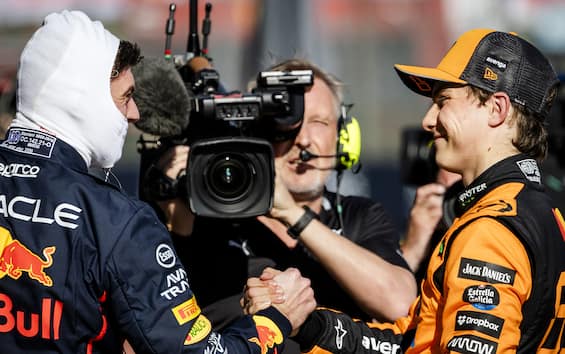 https://static.sky.it/editorialimages/f3b1d9eede9eb793a979da5cf5934e61c4a362e4/skysport/it/motori/formula-1/video/2025/05/17/f1-gp-imola-bobbi-commento-video/verstappen-piastri-ipa.jpg?im=Resize,width=565