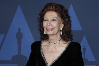 epa07955207 Italian actress Sophia Loren poses on the red carpet prior the 11th Annual Governors Awards at the Dolby Theater in Hollywood, California, USA, 27 October 2019.  EPA/NINA PROMMER