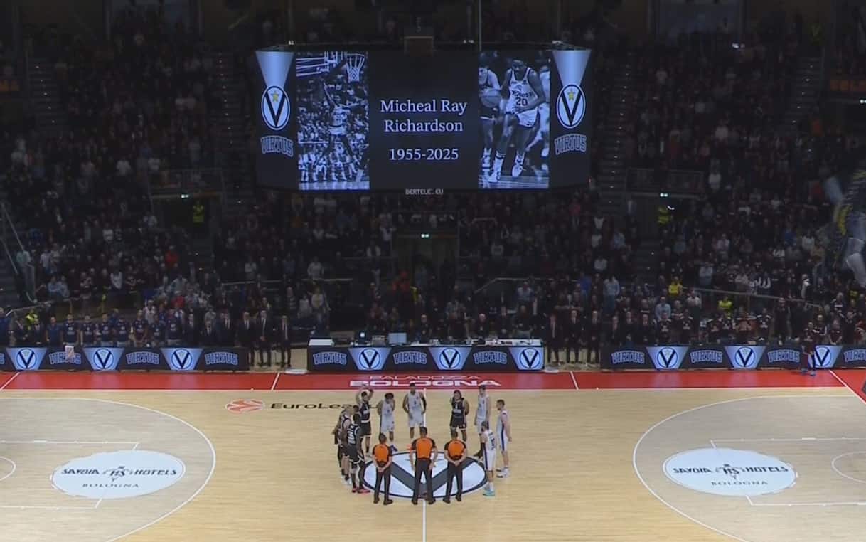 https://static.sky.it/editorialimages/f3c6bb243316876f6f513a406a05b16d2c65a918/skysport/it/basket/video/2025/11/11/micheal-sugar-ray-richardson-paladozza-minuto-silenzio-video-1051150/richardson_paladozza.jpg?im=Resize,width=1218
