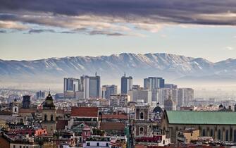 Ancora freddo a Napoli con il Vesuvio e gli appennini innevati, 24 gennaio 2023.    ANSA / CIRO FUSCO