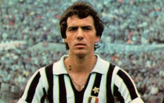 . Italiano: Il calciatore italiano Roberto Bettega alla Juventus nella stagione 1973-74, prima dell'inizio di una partita allo stadio Comunale di Torino. circa 1973.  Photo by Unknown Cropped by Danyele 44 Juventus FC - 1973 - Roberto Bettega