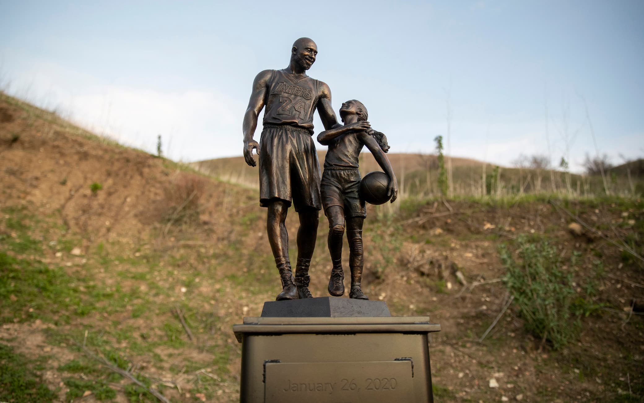 A statue of Kobe Bryant and his daughter Gianna was erected at the place where the helicopter crashed, below is the day the tragic accident happened - January 26, 2020.