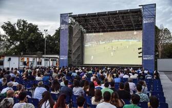 Tifosi assistono a Belgio-Italia davanti a un maxi-schermo, a Milano