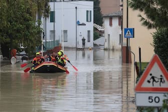 Inondazioni in Emilia-Romagna. In Via Cimatti  a Faenza (RA), volontari della protezione civile e vigili del fuoco portano soccorso alle persone alluvionate, 19 settembre 2024 ANSA / Foto Fabrizio Zani