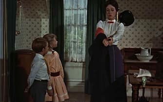 MATTHEW GARBER, KAREN DOTRICE & JULIE ANDREWS MATTHEW GARBER
KAREN DOTRICE
JULIE ANDREWS
in Mary Poppins
Filmstill - Editorial Use Only
Ref: FB
sales@capitalpictures.com
www.capitalpictures.com
Supplied by Capital Pictures