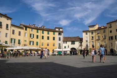 Italy, Tuscany: Lucca. Piazza dell'Anfiteatro square in the town center. (Photo by: Benard E/Andia/Universal Images Group via Getty Images)