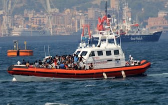 nella foto una  motovedetta della Guardia Costiera che ha recuperato i migranti che si sono buttati in acqua