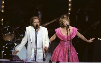 THE 55TH ANNUAL ACADEMY AWARDS - Broadcast Coverage - Airdate: April 11, 1983. (Photo by ABC Photo Archives/ABC via Getty Images)
JOE COCKER AND JENNIFER WARNES PERFORMING "UP WHERE WE BELONG" FROM "AN OFFICER AND A GENTLEMAN"