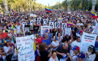 epa11553427 Protesters take part in a demonstration against the official results of Venezuela's presidential elections, in Barcelona, Spain, 17 August 2024. The Venezuelan National Electoral Council (CNE) ratified the victory of Nicolas Maduro in Venezuela's presidential elections held on 28 July 2024, while the opposition have been protesting against the official results claiming the victory of Edmundo Gonzalez Urrutia.  EPA/ALEJANDRO GARCIA