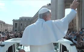 Papa Leone XIV, il primo giro in papamobile. VIDEO