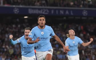 epaselect epa10684263 Rodri (C) of Manchester City celebrates with teammates after scoring the 1-0 goal during the UEFA Champions League Final soccer match between Manchester City and Inter Milan, in Istanbul, Turkey, 10 June 2023.  EPA/MARTIN DIVISEK