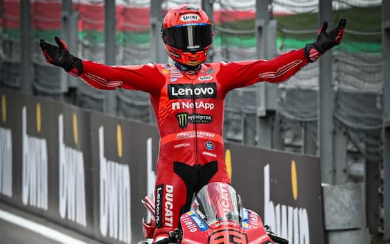 https://static.sky.it/editorialimages/f431ea09ccc19e491711da365b707ba8d015dde8/skysport/it/motori/motogp/video/2025/08/17/motogp-gp-austria-gara-highlights-1029674/marc_marquez_esultanza_dorna_austria.jpg?im=Resize,width=565
