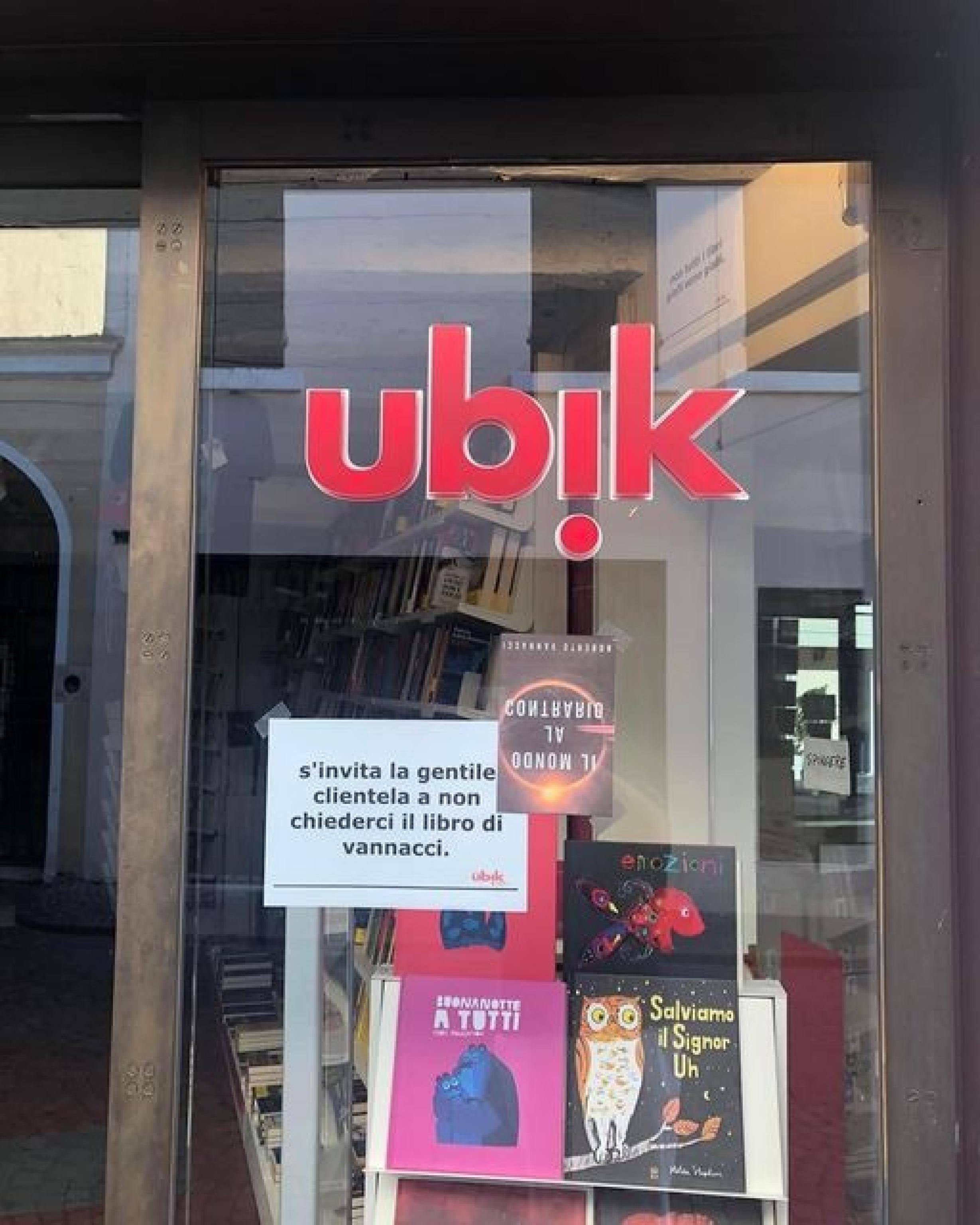 Il cartello apparso sulle vetrine della libreria Ubik a
Castelfranco Veneto, 21 Agosto 2023. ANSA/GIANNI FAVERO